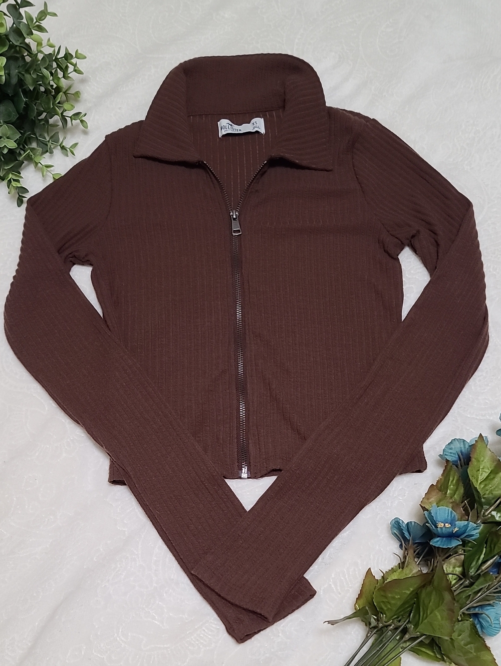 Hollister Ribbed Zip-Front V-Neck Cropped Top Chocolate Espresso